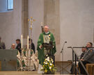 Weihbischof Dr. Nikolaus Schwerdtfeger hat heute im Hildesheimer Dom mit Soldaten und Polizisten für Frieden gebetet.