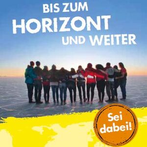 Flyer vom Freiwilligendienst über das Bistum Hildesheim: Gruppe von Freiwilligen auf dem Salzsee mit der Überschrift "Bis zum Horizont und weiter"