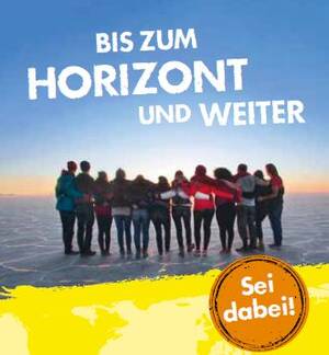 Flyer vom Freiwilligendienst über das Bistum Hildesheim: Gruppe von Freiwilligen auf dem Salzsee mit der Überschrift "Bis zum Horizont und weiter"