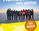 Flyer vom Freiwilligendienst über das Bistum Hildesheim: Gruppe von Freiwilligen auf dem Salzsee mit der Überschrift "Bis zum Horizont und weiter"