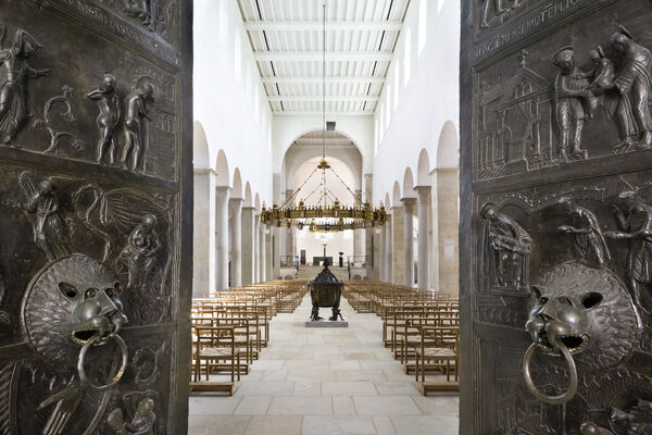 Blick in den sanierten Hildesheimer Dom durch die geöffnete Bernwardtür.