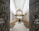 Blick durch die geöffnete Bernwardtür in den Hildesheimer Dom.