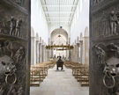 Blick durch die geöffnete Bernwardtür in den Hildesheimer Dom.