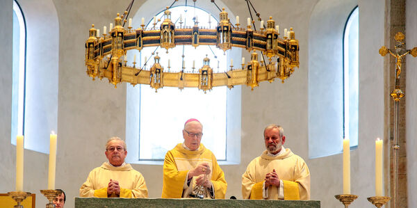 Der emeritierte Bischof Norbert Trelle hat gestern im Hildesheimer Dom sein goldenes Jubiläum als Priester gefeiert.