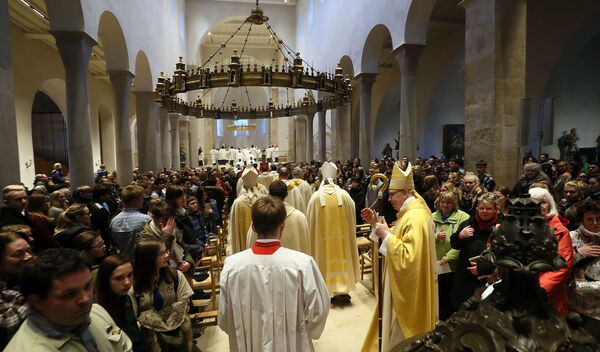 Auch in diesem Jahr ist wieder mit einem voll besetzen Dom zu rechnen, wenn Bischof Norbert Trelle mit vor allem vielen jungen Gläubigen aus dem Bistum die Chrisam-Messe feiern wird.