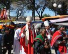Bischof Norbert Trelle und Bischof Ricardo Centellas feierten in Chaquí einen Gottesdienst mit Prozession um den Kirchplatz.