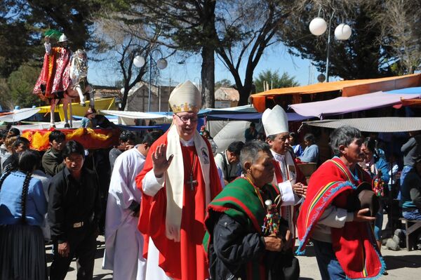 Bischof Norbert Trelle und Bischof Ricardo Centellas feierten in Chaquí einen Gottesdienst mit Prozession um den Kirchplatz.