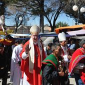Bischof Norbert Trelle und Bischof Ricardo Centellas feierten in Chaquí einen Gottesdienst mit Prozession um den Kirchplatz.