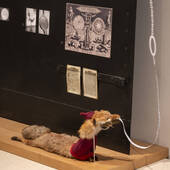 Ausstellung "Die Zirkulation von Arbeit, Kapital und Leben als Lieferkette"