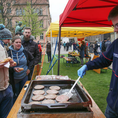 Die Malteser-Jugend bot für die Besucher der Chrisam-Messe den "Malte-Burger" an.