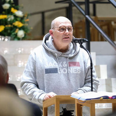 Norbert Thewes vom Betroffenenrat der norddeutschen Bistümer findet klare Worte bei einer Gedenkfeier für Betroffene von sexuellem Missbrauch im Hildesheimer Dom am 24. November 2022.
