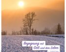 Titelmotiv der "Begegnung mit Gott (Advent 2022): Landschaft mit leichtem Schnee und diffusem Sonnenlicht