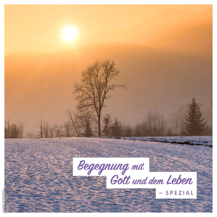 Titelmotiv der "Begegnung mit Gott und dem Leben - spezial": Landschaft mit leichtem Schnee und diffusem Sonnenlicht