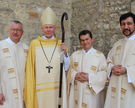 Weihbischof Dr. Nikolaus Schwerdtfeger hat heute im Hildesheimer Dom Thomas Kühn aus Wolfsburg (von links), Niko Stojanovic aus Schneverdingen und Norbert Fernkorn aus Goslar zu Diakonen geweiht.