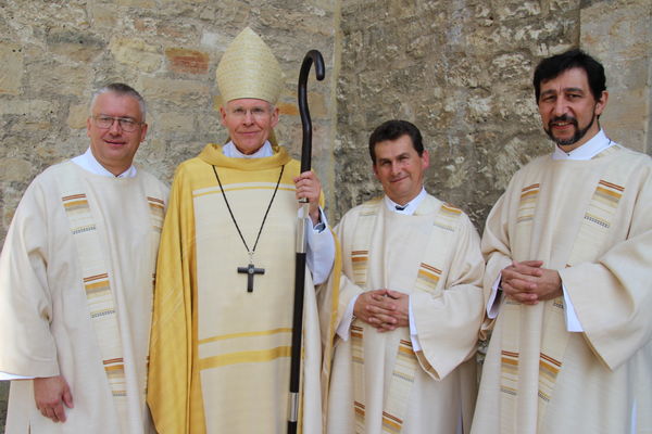 Weihbischof Dr. Nikolaus Schwerdtfeger hat heute im Hildesheimer Dom Thomas Kühn aus Wolfsburg (von links), Niko Stojanovic aus Schneverdingen und Norbert Fernkorn aus Goslar zu Diakonen geweiht.