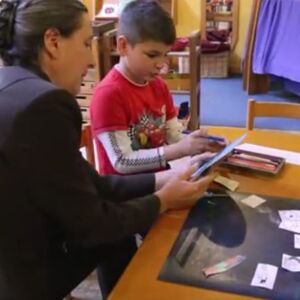 Frau spielt mit einem Jungen.