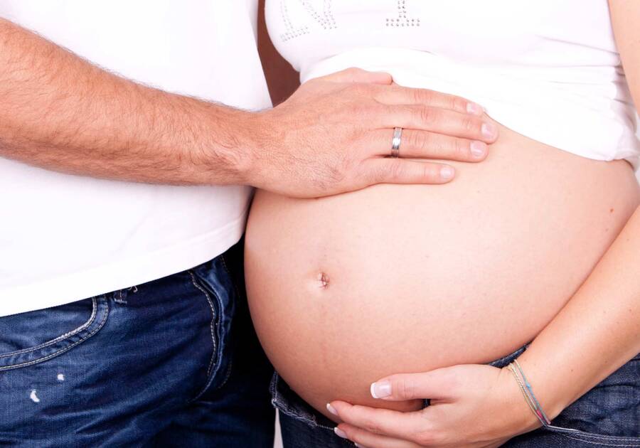 Eltern mit Babybauch Eltern legen Hände auf Babybauch