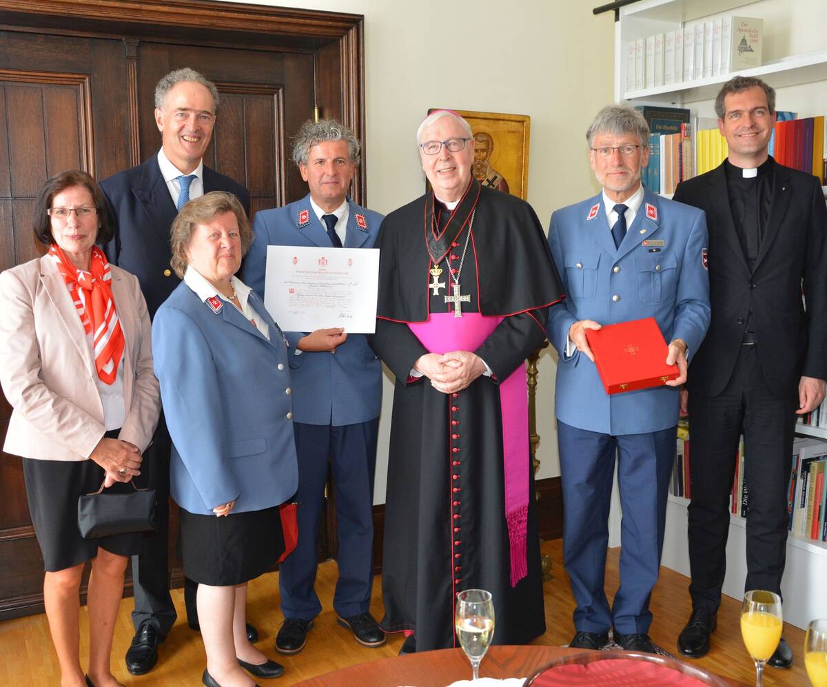 Bischof Norbert Trelle erhält eine Auszeichnung des Souveränen Malteser-Ritterordens.
