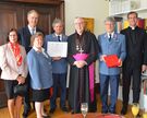 Bischof Norbert Trelle erhält eine Auszeichnung des Souveränen Malteser-Ritterordens.