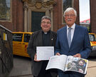 Monsignore Georg Austen (Generalsekretär des Bonifatiuswerkes) und Heinz Paus (Präsident des Bonifatiuswerkes) präsentieren den Jahresbericht 2016 des Bonifatiuswerkes in der katholischen Pfarrei St. Joseph auf der Großen Freiheit in Hamburg.