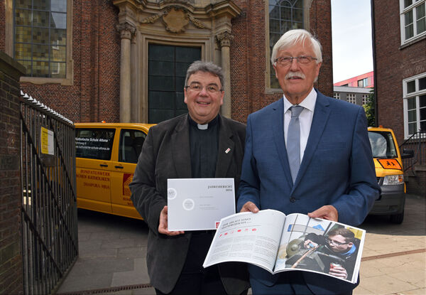 Monsignore Georg Austen (Generalsekretär des Bonifatiuswerkes) und Heinz Paus (Präsident des Bonifatiuswerkes) präsentieren den Jahresbericht 2016 des Bonifatiuswerkes in der katholischen Pfarrei St. Joseph auf der Großen Freiheit in Hamburg.