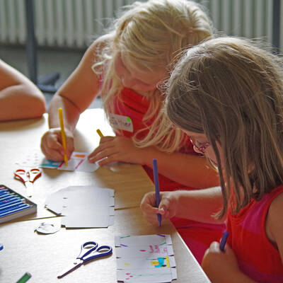eppe Konzentriert sind die Kinder bei der Sache und verzieren ihre Schatzkästen mit Mustern oder bunten Bildern.