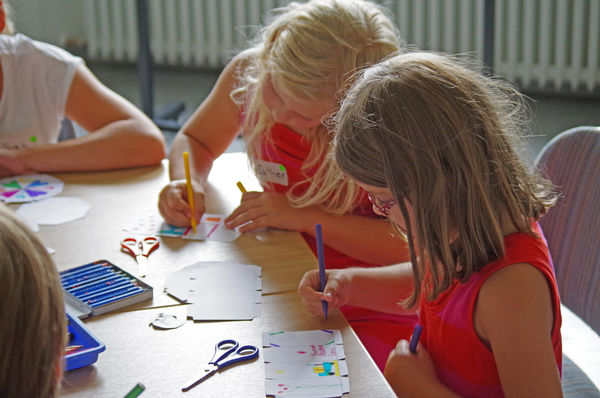 eppe Konzentriert sind die Kinder bei der Sache und verzieren ihre Schatzkästen mit Mustern oder bunten Bildern.