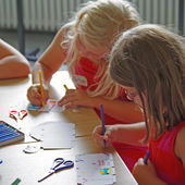 eppe Konzentriert sind die Kinder bei der Sache und verzieren ihre Schatzkästen mit Mustern oder bunten Bildern.