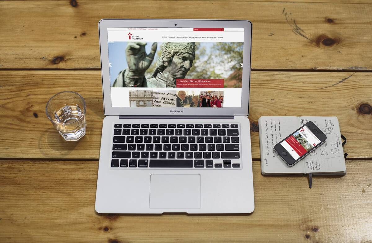 Laptop und Smartphone mit Vorschau der Internetseite des Bistums Hildesheim.