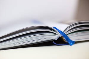 Aufgeschlagenes Buch mit Leseband