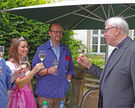 Weinkonvent-Präses Alfred Diedrich, Weinkönigin Laura Rebuschat und Weinkonvent-Mitglied Mirco Weiß stoßen mit dem Hildesheimer Bischof Norbert Trelle an.