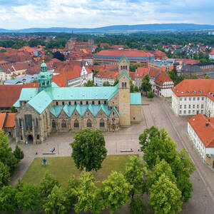 Bild aus der Luft mit Blick auf Dom und Domhof in Hildesheim