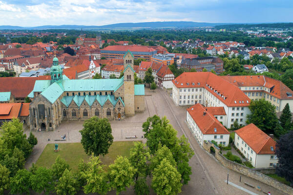 Bild aus der Luft mit Blick auf Dom und Domhof in Hildesheim
