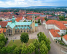 Bild aus der Luft mit Blick auf Dom und Domhof in Hildesheim