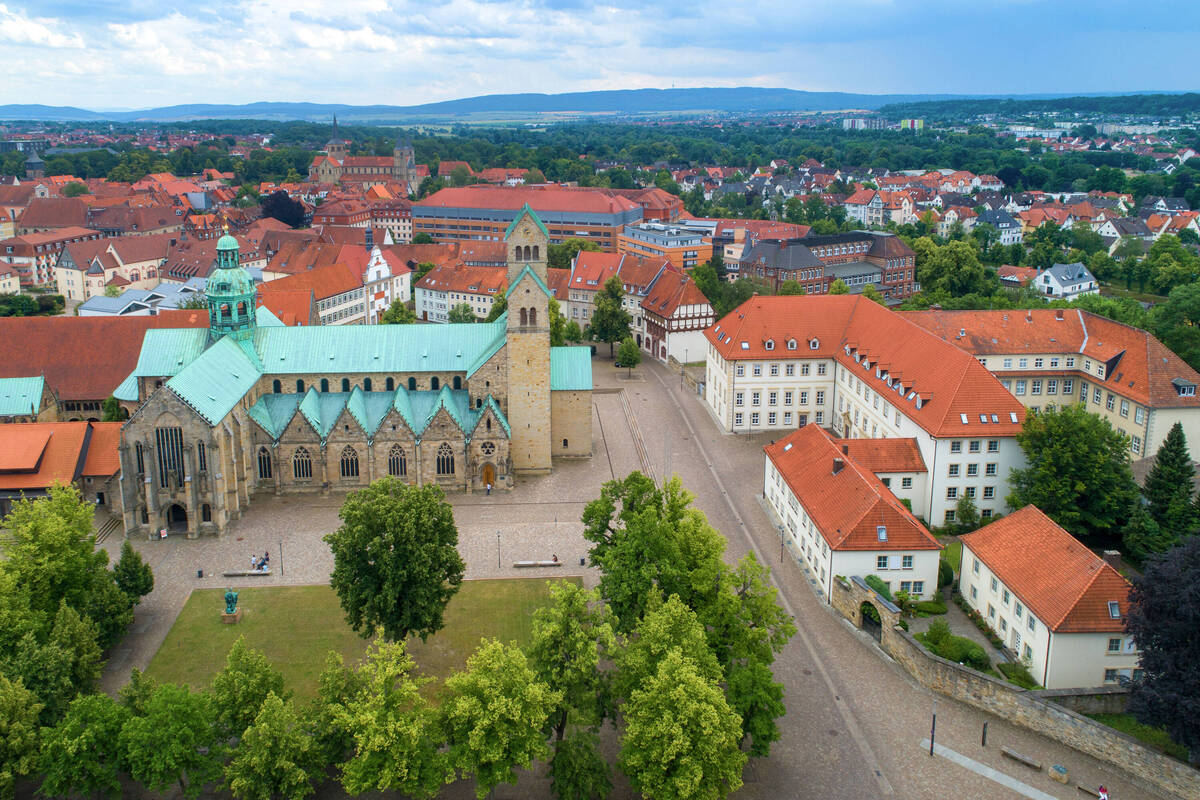 Bild aus der Luft mit Blick auf Dom und Domhof in Hildesheim