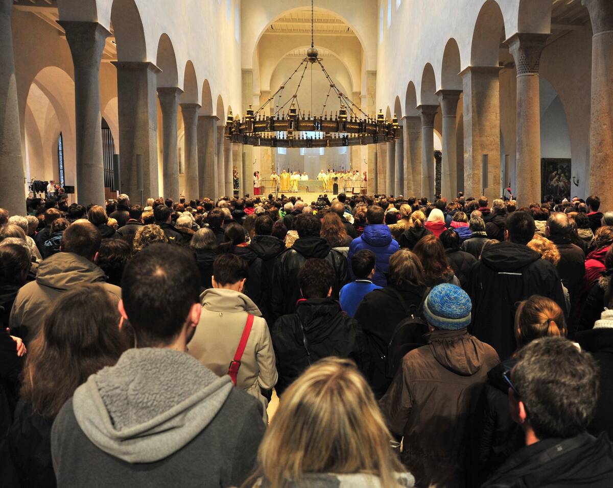 Chrisam-Messe Zur Chrisam-Messe (hier ein Bild aus dem Vorjahr) werden mehr als 2000 Gottesdienst-Besucher im Hildesheimer Dom erwartet.