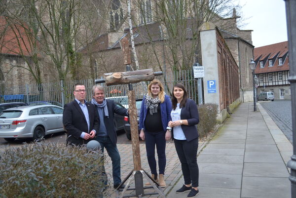 Der Umweltbeauftragte Jürgen Selke-Witzel, Martin Wrasmann, stellvertretender Leiter der Hauptabteilung Pastoral, sowie Sabrina Stelzig und Carola Stieglitz vom Diözesanrat mit dem Kreuz, das die Teilnehmer während der Kreuzwegprozession schweigend und betend mit sich tragen werden.