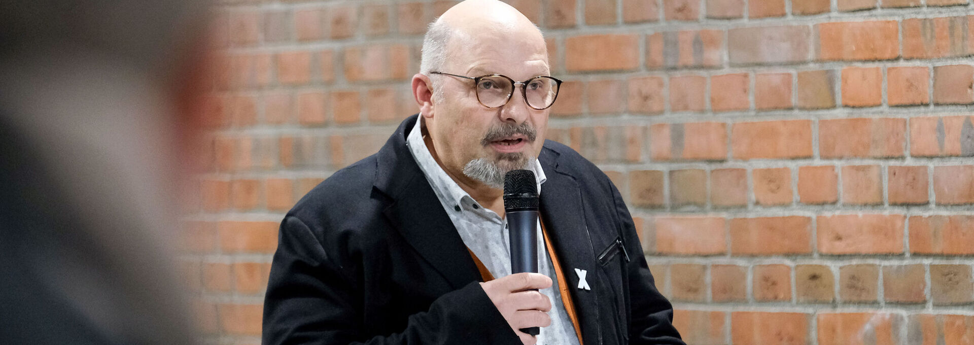 Norbert Thewes vom Betroffenenrat Nord beschrieb den Weg zur Umbennung der Bischof-Janssen-Straße in Marie-Wagenknecht-Straße und forderte Bischof Wilmer auf, weiterhin mit Betroffenen im Gespräch zu bleiben.