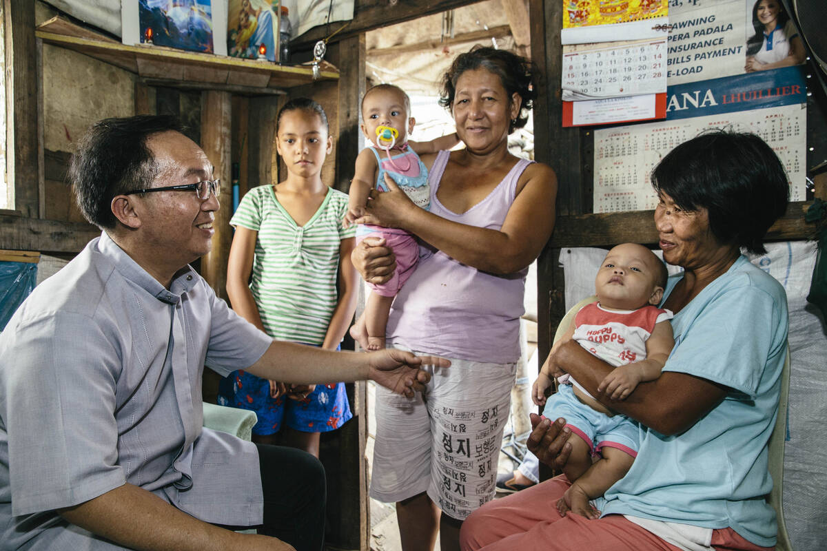 Der weltweite Monat der Weltmission wird bundesweit im Bistum Hildesheim eröffnet. Zu Gast sind Gäste der Kirche aus den Philippinen. Die Mehrzahl der Familien in dem Inselstaat kämpft täglich um bessere Zukunftsperspektiven. Ihnen hilft die philippinische Kirche. Hier Pater Patrick Hiwatig OP in einem Slum von Manila.