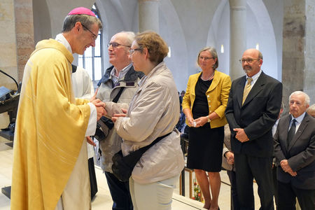 Bischofsweihe_Begrüßung durch Menschen aus dem Bistum