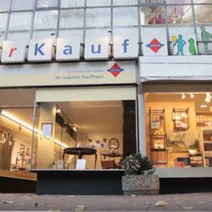 Schaufenster und Eingang des sozialen Kaufhauses fairkauf