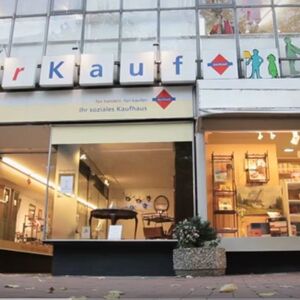 Schaufenster und Eingang des sozialen Kaufhauses fairkauf