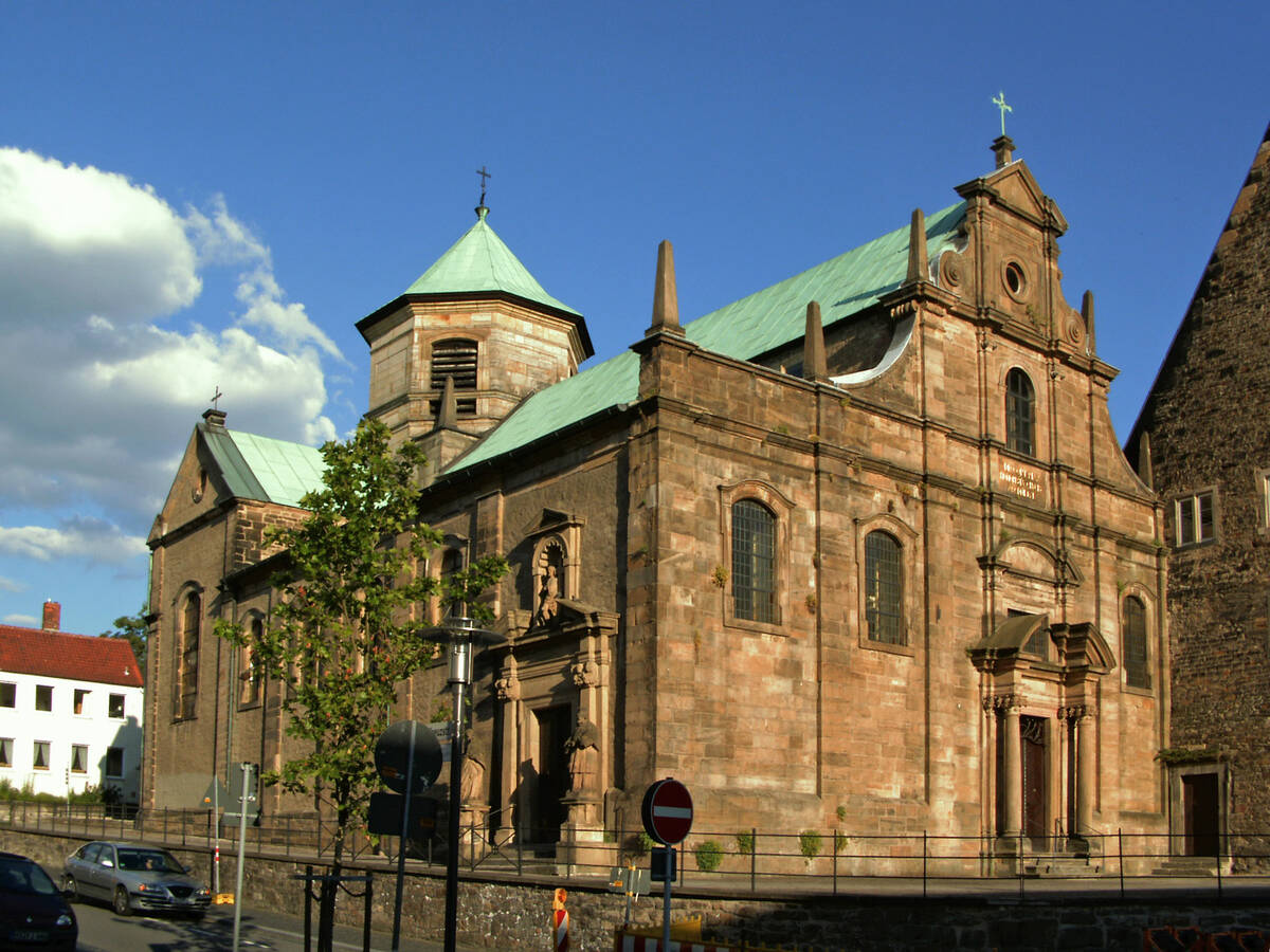 Blick auf das Portal der Heilig Kreuz Kirche Hildesheim
