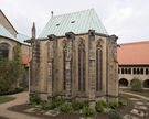 on Im Bild zu sehen sind der 1000-jährige Rosenstock an der Apsis des Doms, die Annenkapelle und der Kreuzgang.