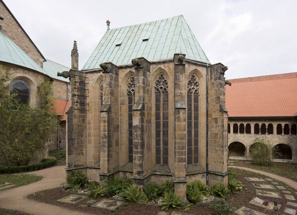 on Im Bild zu sehen sind der 1000-jährige Rosenstock an der Apsis des Doms, die Annenkapelle und der Kreuzgang.