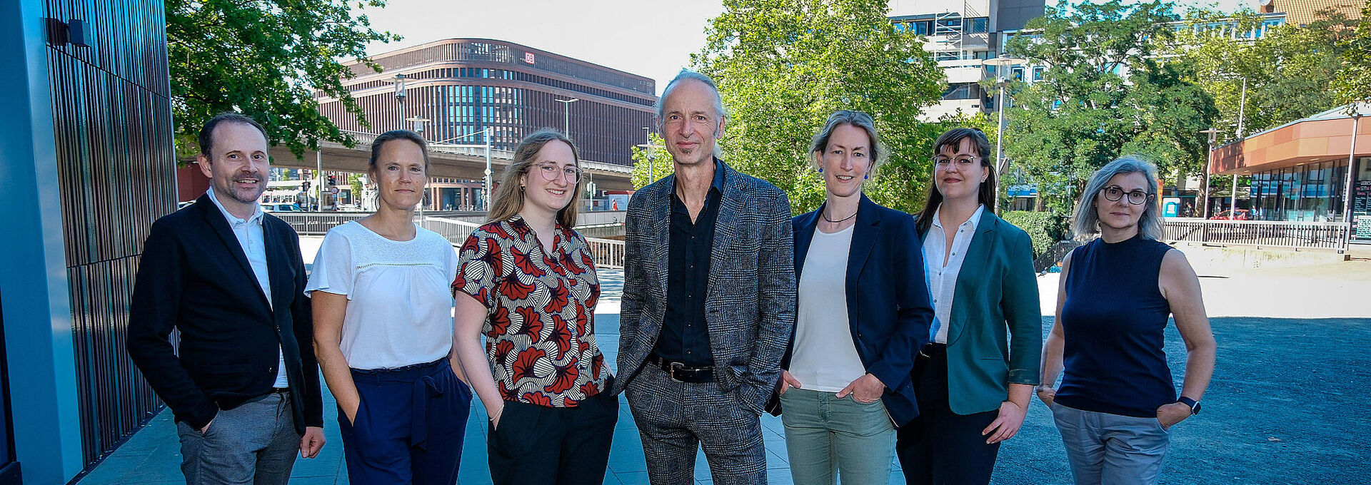 Das Team der Katholischen Akademie Hannover steht aufgereiht nebeneinander.