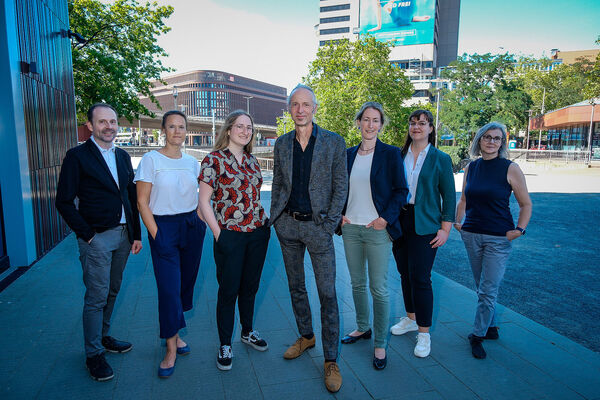 Das Team der Katholischen Akademie Hannover steht aufgereiht nebeneinander. 