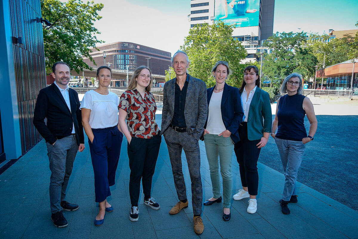 Das Team der Katholischen Akademie Hannover steht aufgereiht nebeneinander. 