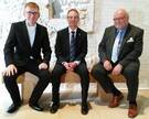 Domkapitular Martin Wilk, Jörg Bartels, Präsident des Lions-Club Hildesheim, und der Vorsitzende des Dombauvereins, Dr. Konrad Deufel, nehmen auf einer neuen Bank im Dommuseum Platz.