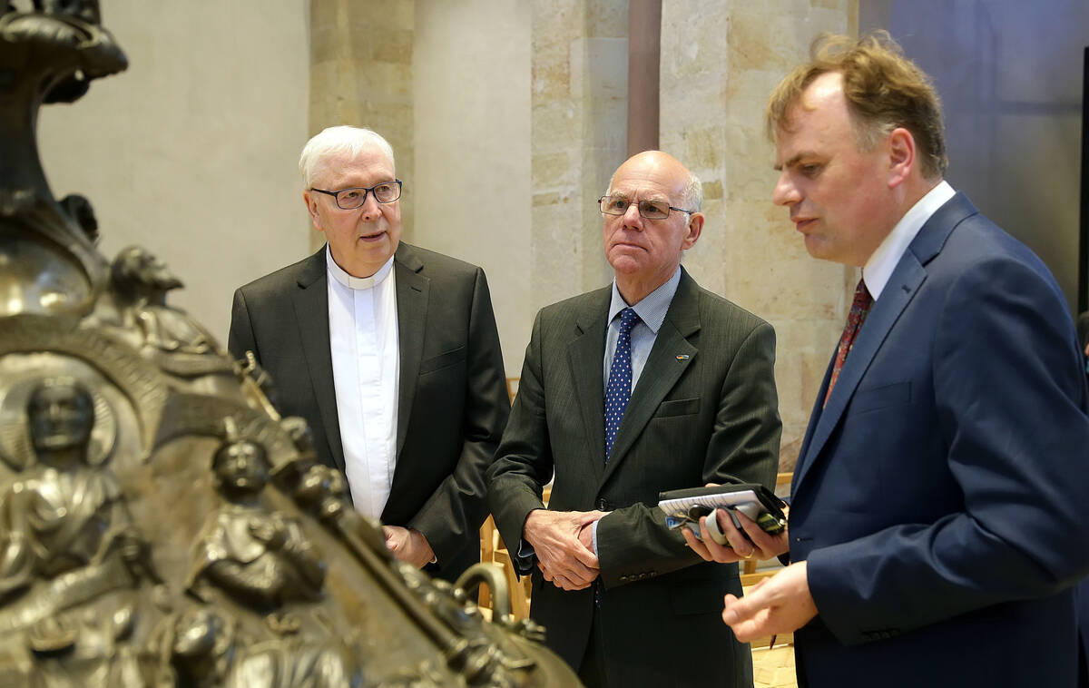 Dr. Gerhard Lutz (rechts, hier mit Bischof Norbert Trelle während eines Besuchs des damaligen Bundestagspräsidenten Norbert Lammert im Hildesheimer Dom im Jahr 2017) wechselt vom Dommuseum Hildesheim zum Cleveland Museum of Art in Ohio/USA.